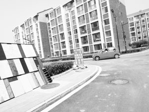 The gang's sign on the sidewalk at Beiwu Jiayuan advertising their cement and sand